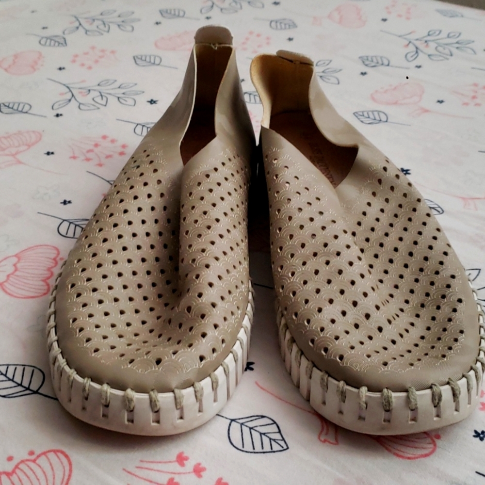 J/slides nyc sneakers